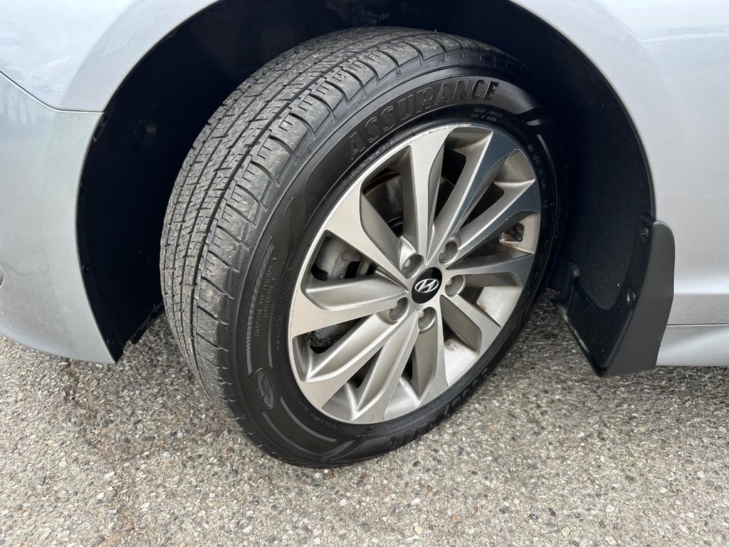 Hyundai Sonata Vehicle Full-screen Gallery Image 40