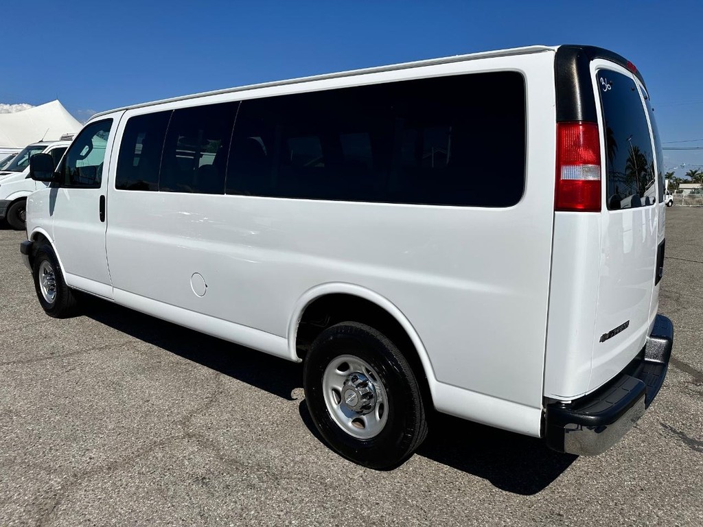 Chevrolet Express 3500 Vehicle Full-screen Gallery Image 09