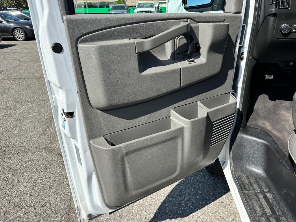Chevrolet Express 3500 Vehicle Full-screen Gallery Image 15