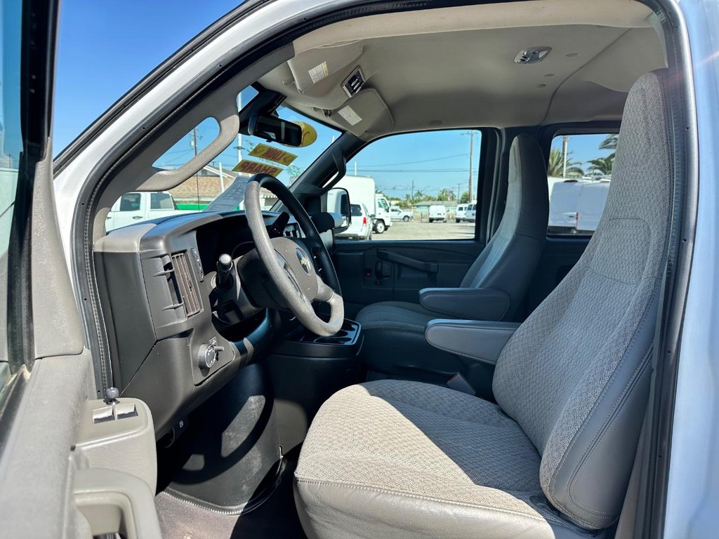 Chevrolet Express 3500 Vehicle Full-screen Gallery Image 17