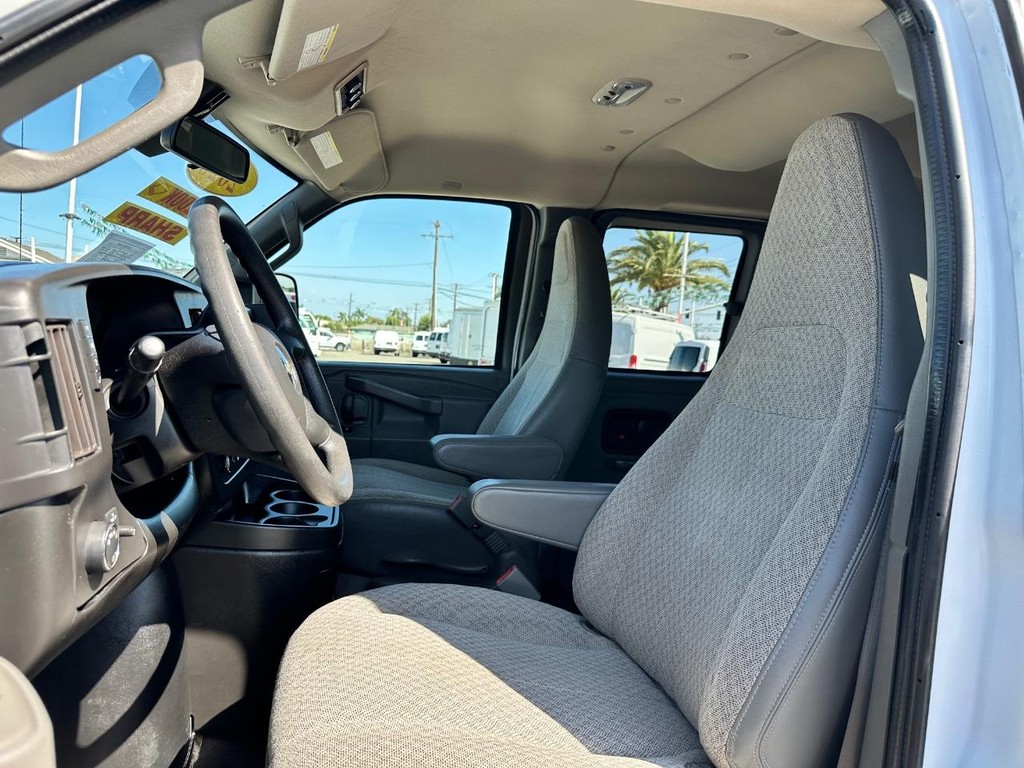 Chevrolet Express 3500 Vehicle Full-screen Gallery Image 18