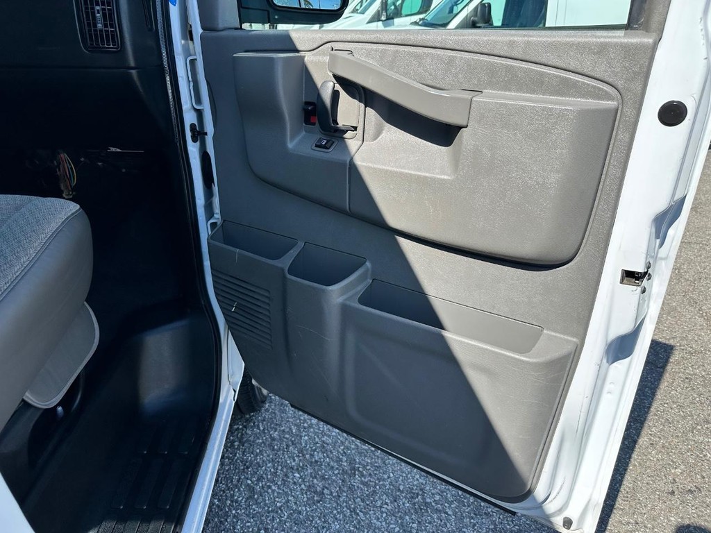Chevrolet Express 3500 Vehicle Full-screen Gallery Image 19