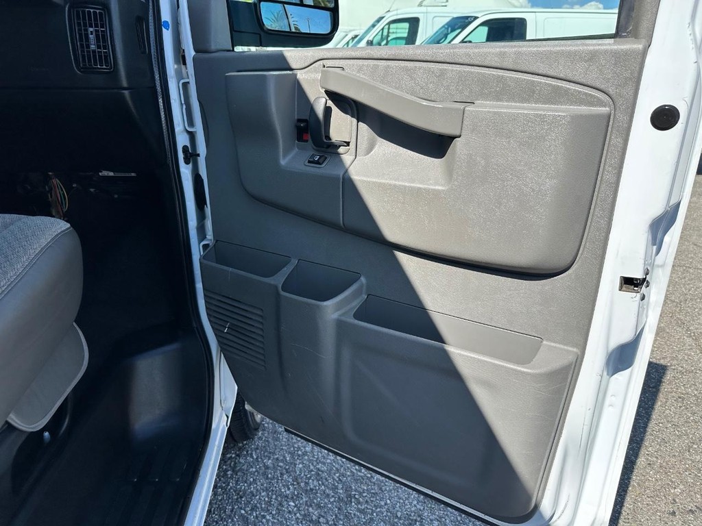 Chevrolet Express 3500 Vehicle Full-screen Gallery Image 20