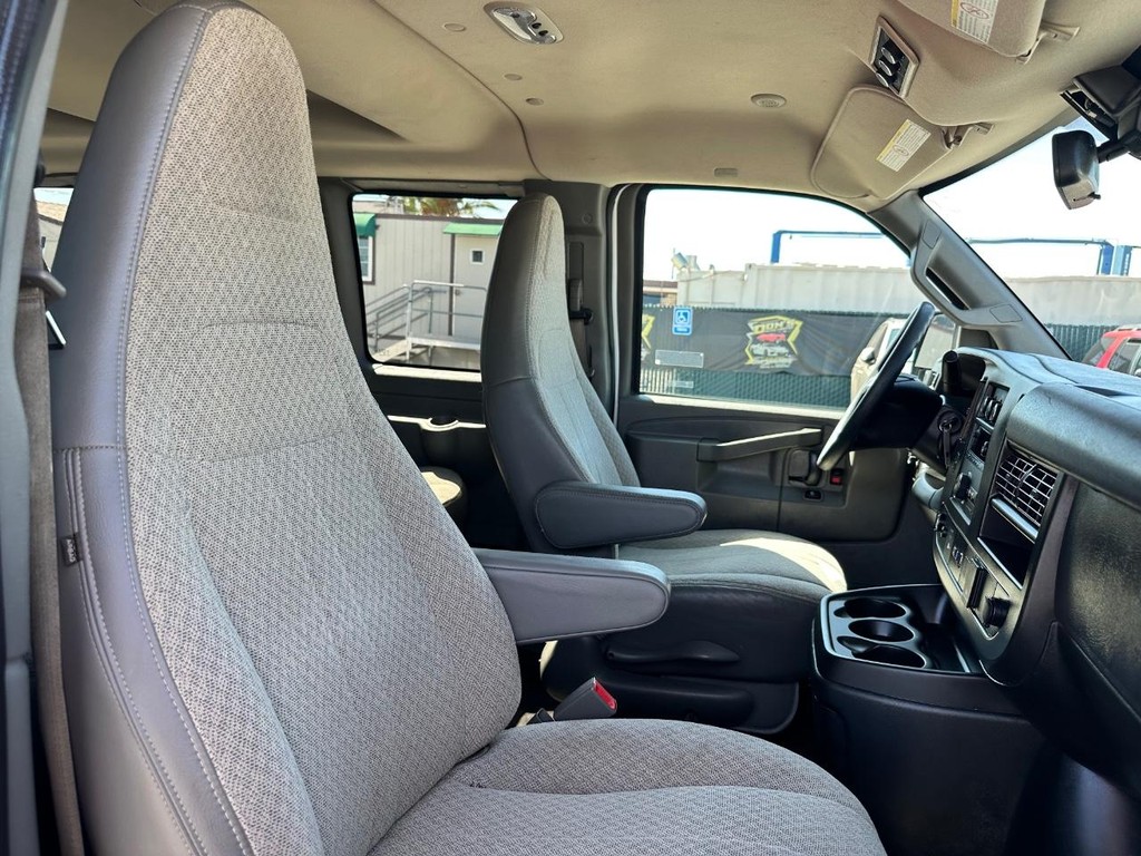 Chevrolet Express 3500 Vehicle Full-screen Gallery Image 23