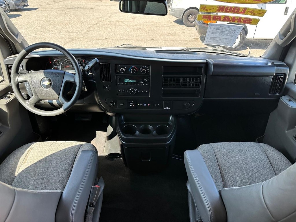 Chevrolet Express 3500 Vehicle Full-screen Gallery Image 24