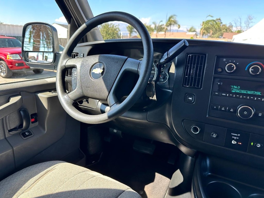 Chevrolet Express 3500 Vehicle Full-screen Gallery Image 25