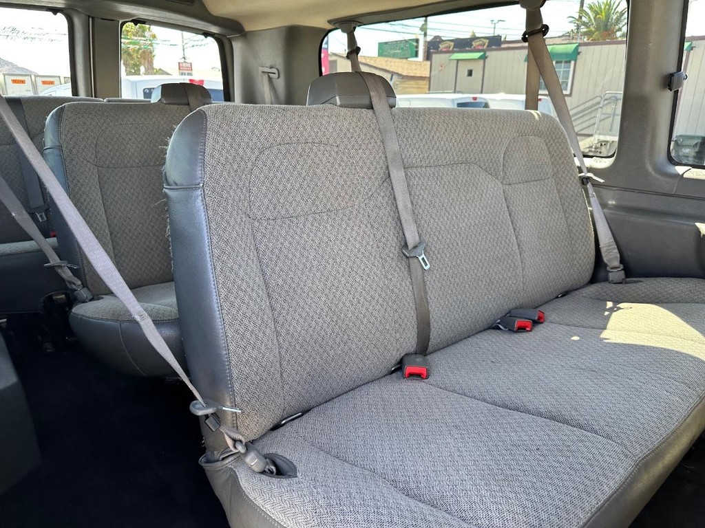 Chevrolet Express 3500 Vehicle Full-screen Gallery Image 36