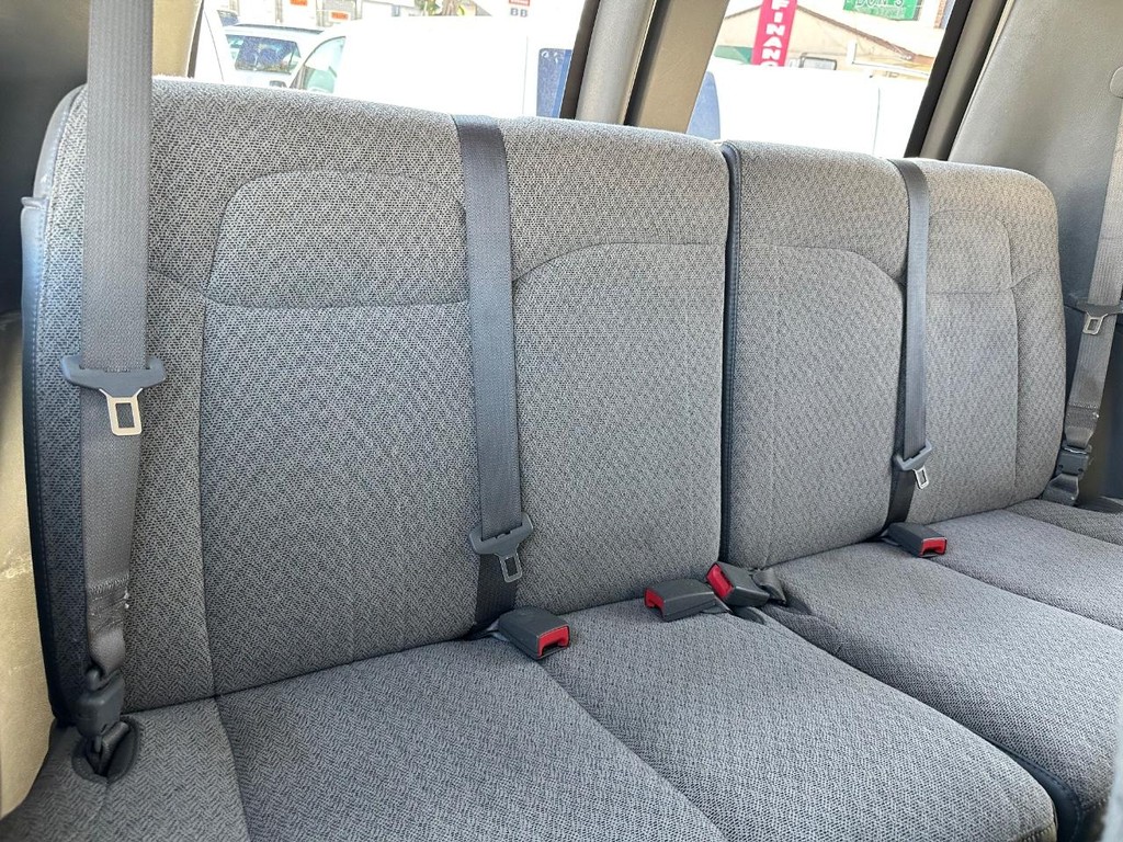 Chevrolet Express 3500 Vehicle Full-screen Gallery Image 38