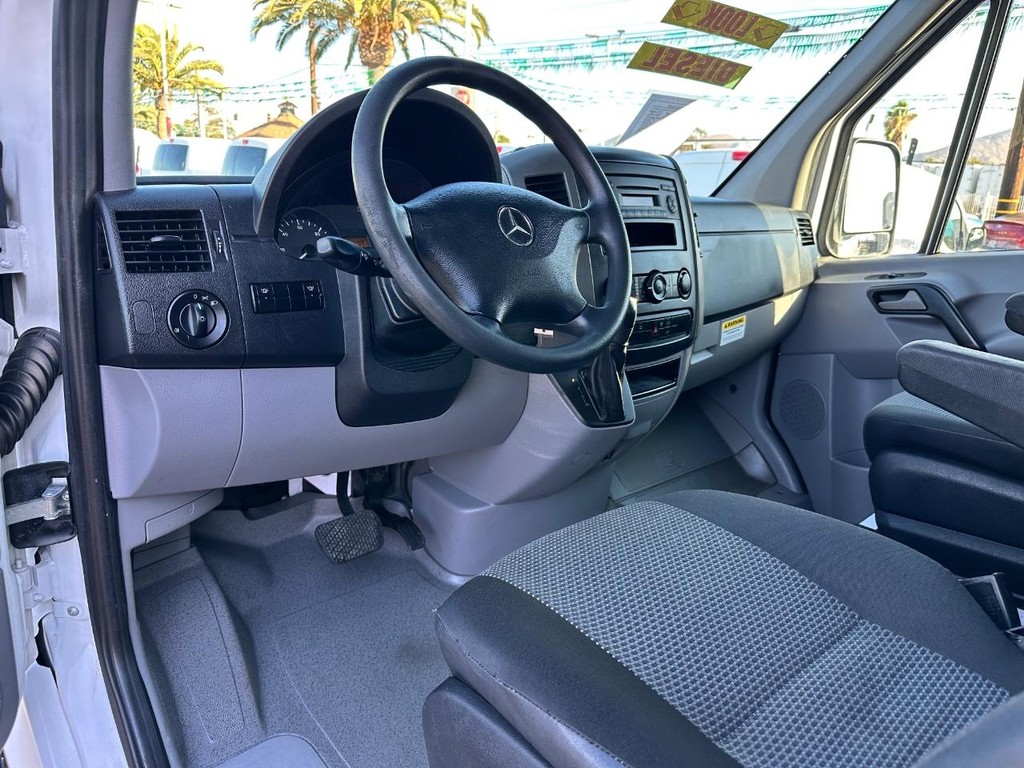 Mercedes-Benz Sprinter Vehicle Full-screen Gallery Image 17
