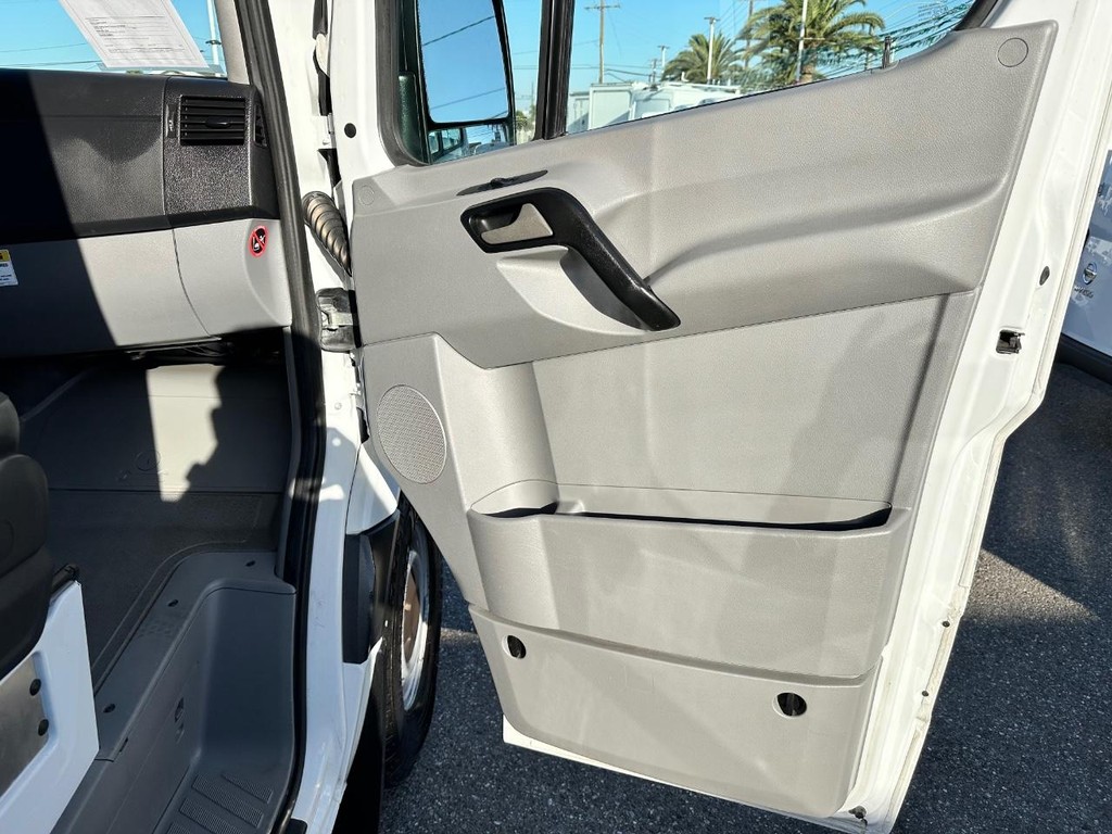Mercedes-Benz Sprinter Vehicle Full-screen Gallery Image 20
