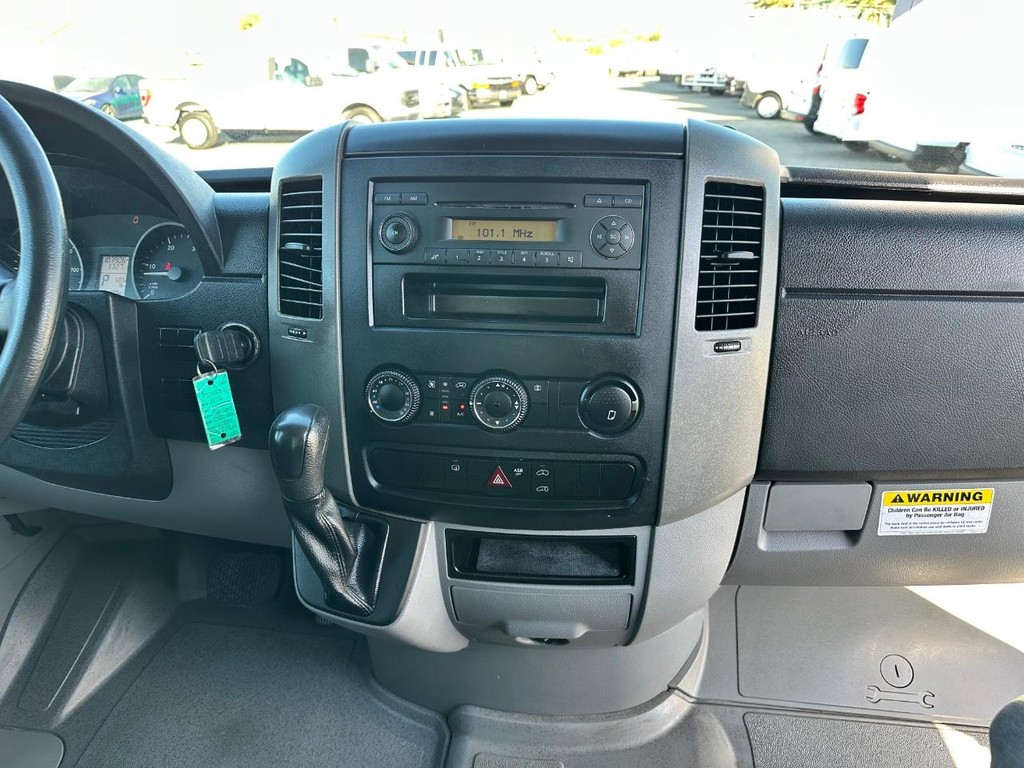 Mercedes-Benz Sprinter Vehicle Full-screen Gallery Image 25