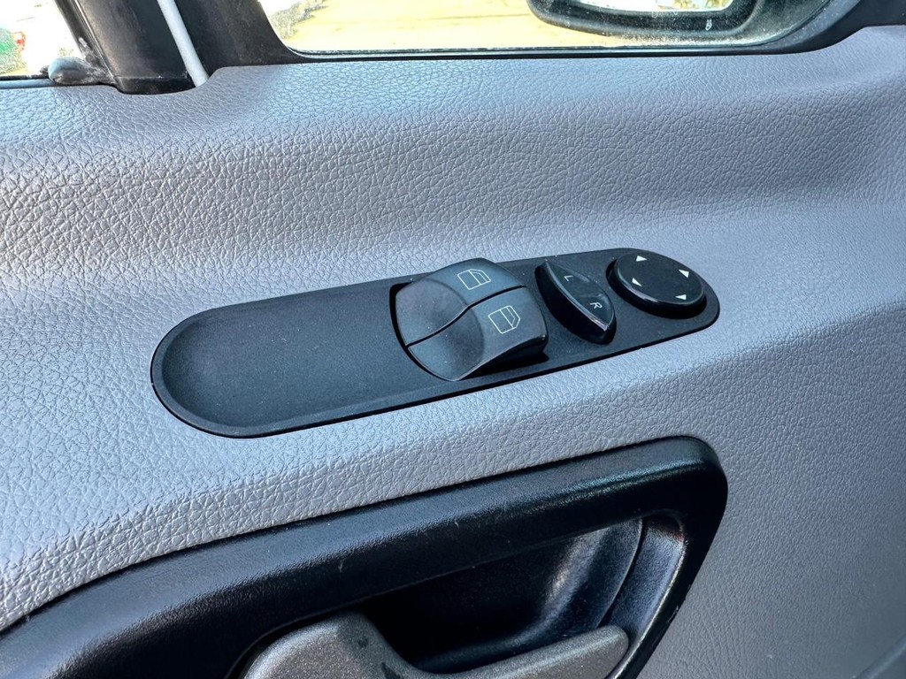 Mercedes-Benz Sprinter Vehicle Full-screen Gallery Image 27