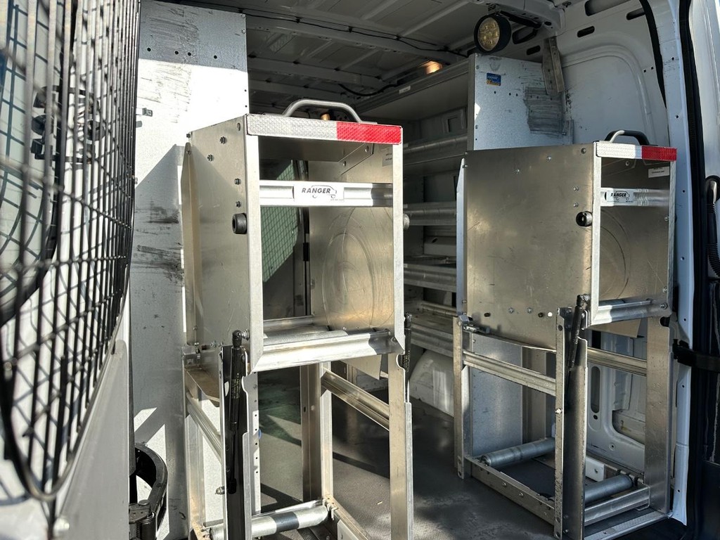 Mercedes-Benz Sprinter Vehicle Full-screen Gallery Image 34