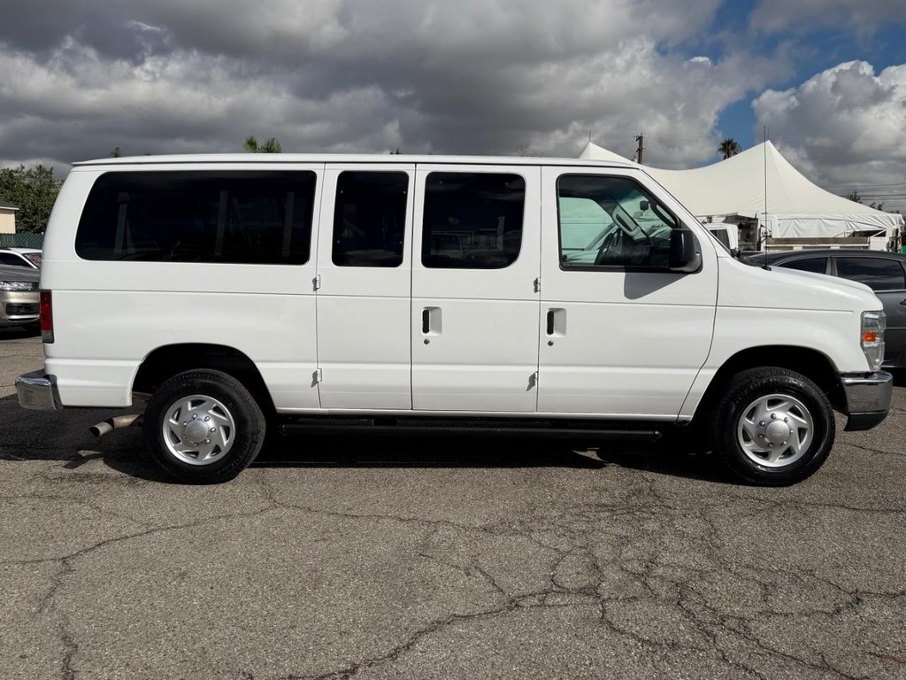 Ford E-350 XLT 12 Passenger Van Vehicle Full-screen Gallery Image 05