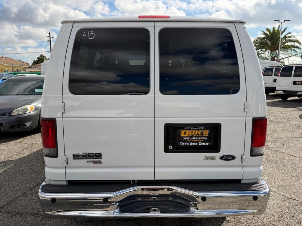 Ford E-350 XLT 12 Passenger Van Vehicle Full-screen Gallery Image 08