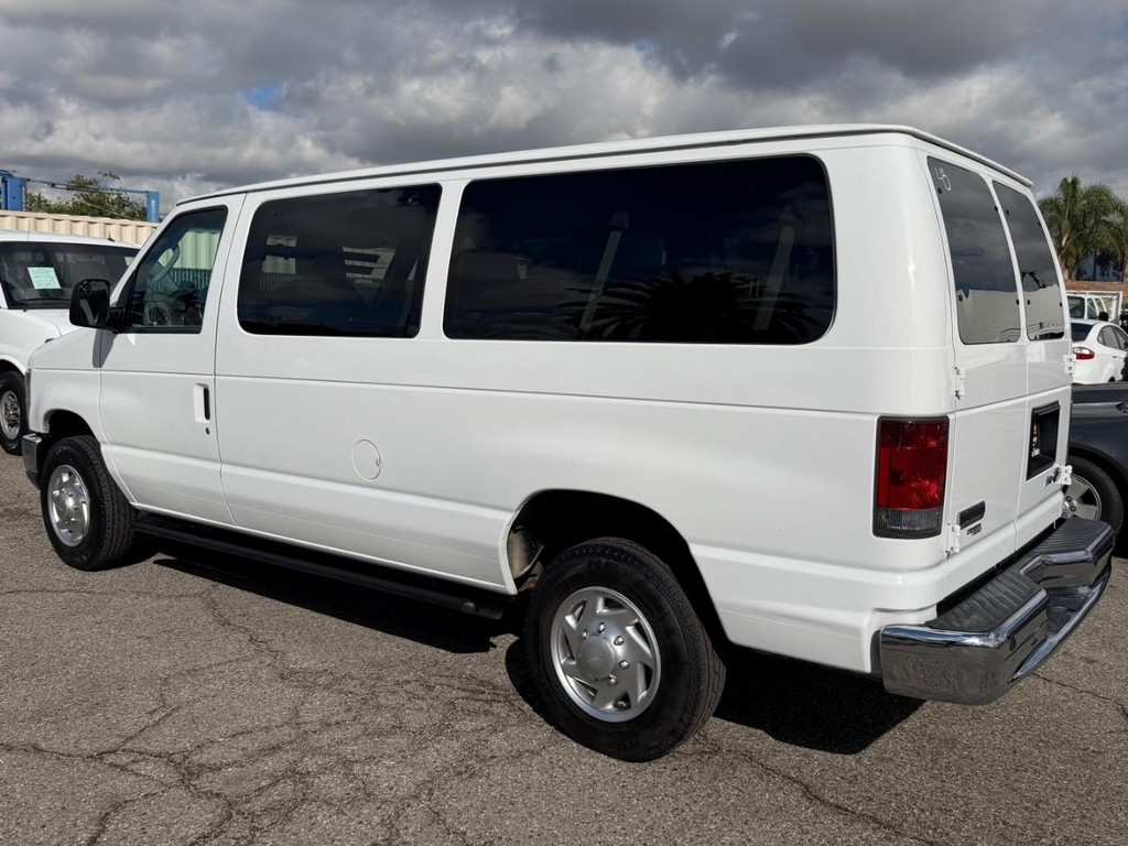 Ford E-350 XLT 12 Passenger Van Vehicle Full-screen Gallery Image 09