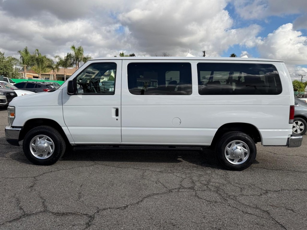 Ford E-350 XLT 12 Passenger Van Vehicle Full-screen Gallery Image 11