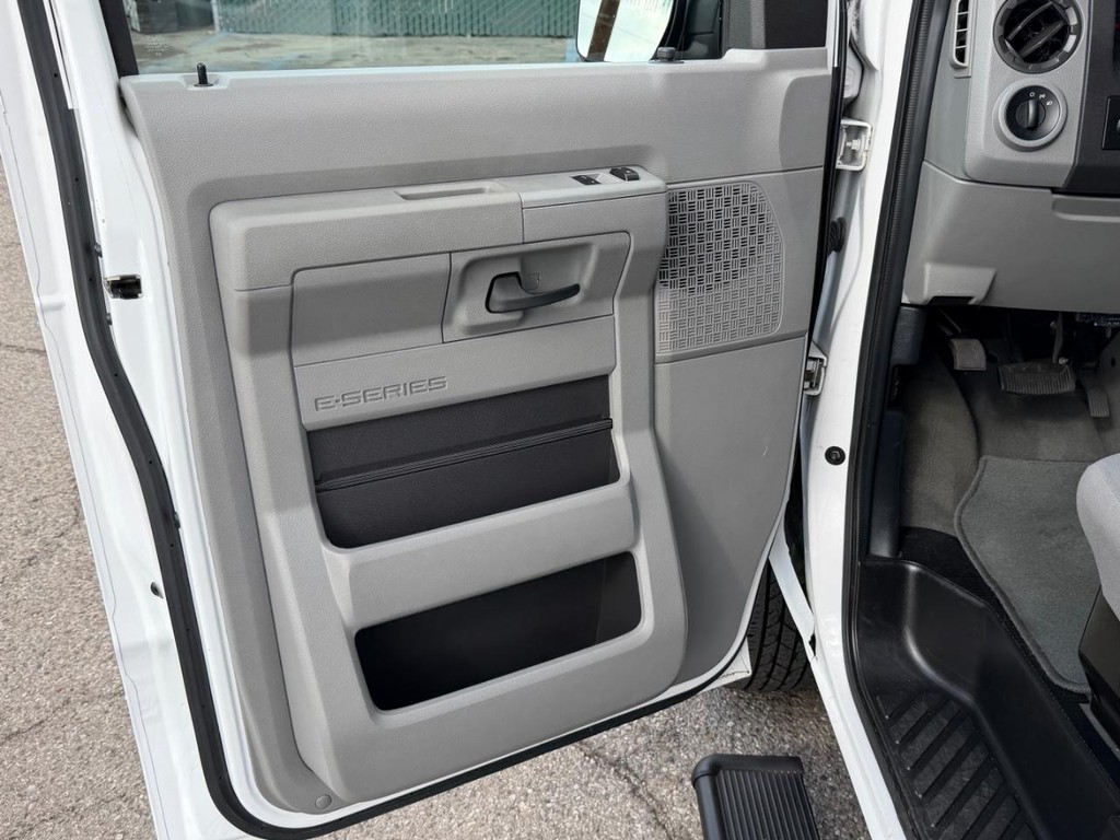 Ford E-350 XLT 12 Passenger Van Vehicle Full-screen Gallery Image 15