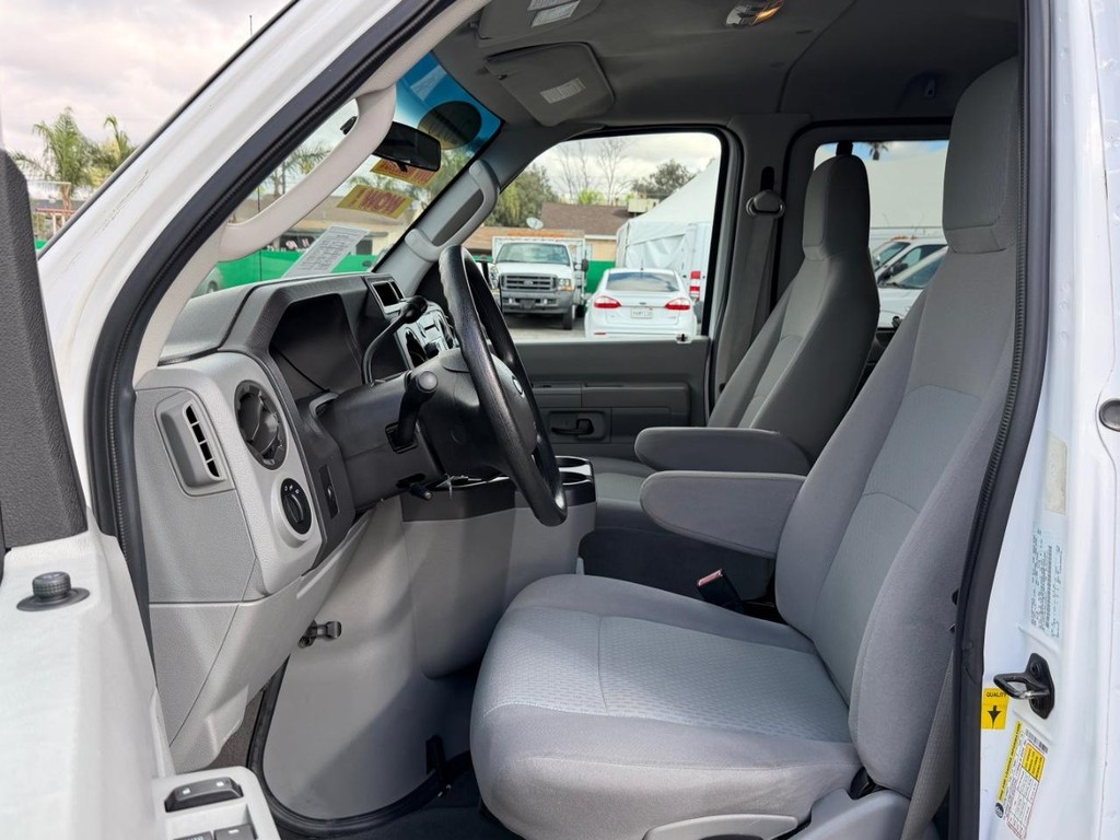 Ford E-350 XLT 12 Passenger Van Vehicle Full-screen Gallery Image 17