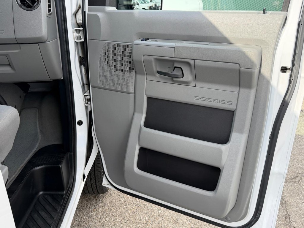 Ford E-350 XLT 12 Passenger Van Vehicle Full-screen Gallery Image 19