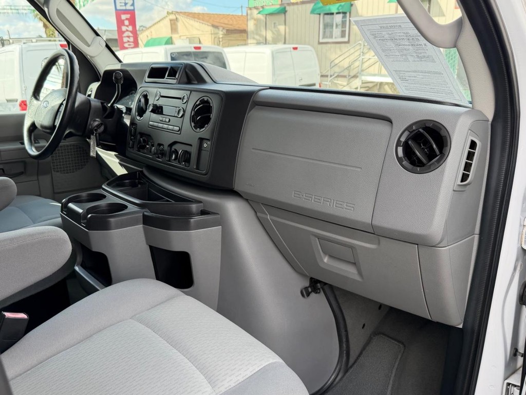 Ford E-350 XLT 12 Passenger Van Vehicle Full-screen Gallery Image 20