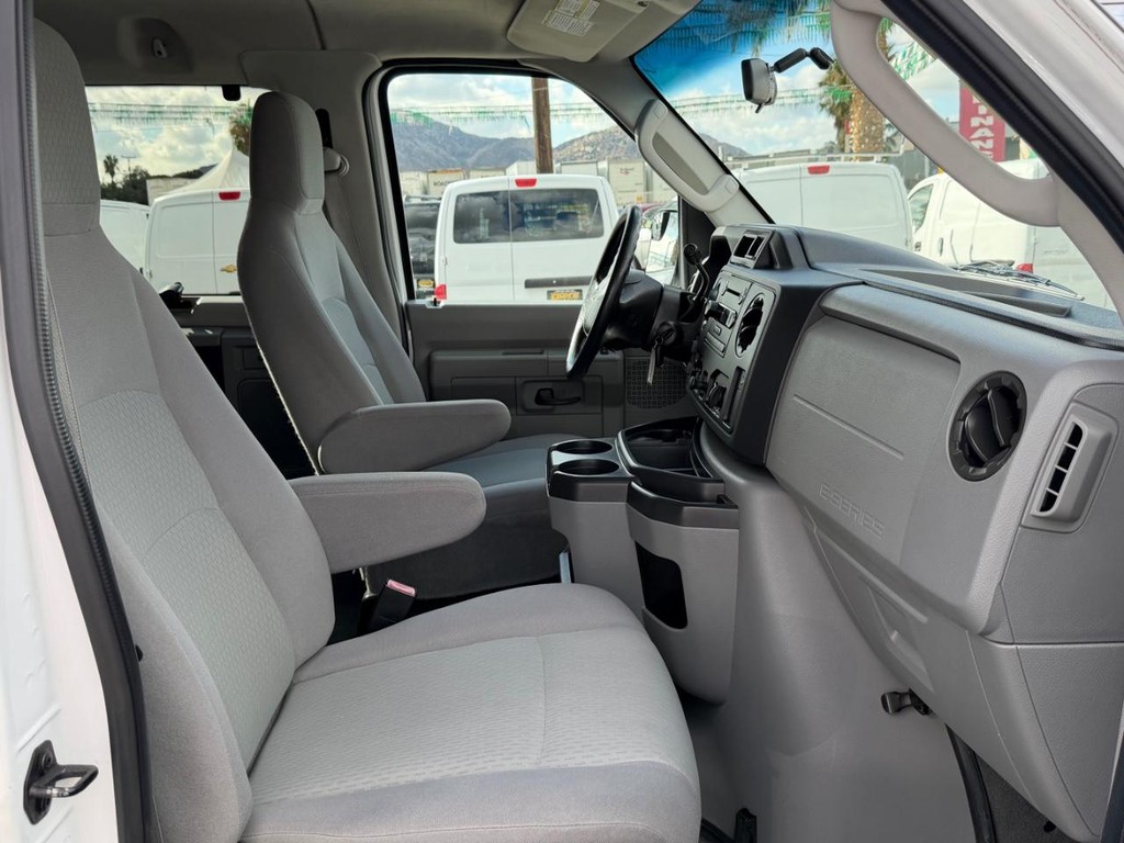 Ford E-350 XLT 12 Passenger Van Vehicle Full-screen Gallery Image 21