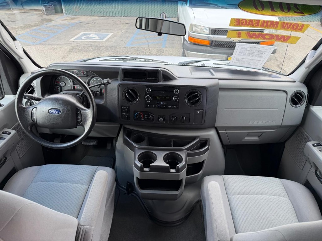 Ford E-350 XLT 12 Passenger Van Vehicle Full-screen Gallery Image 23