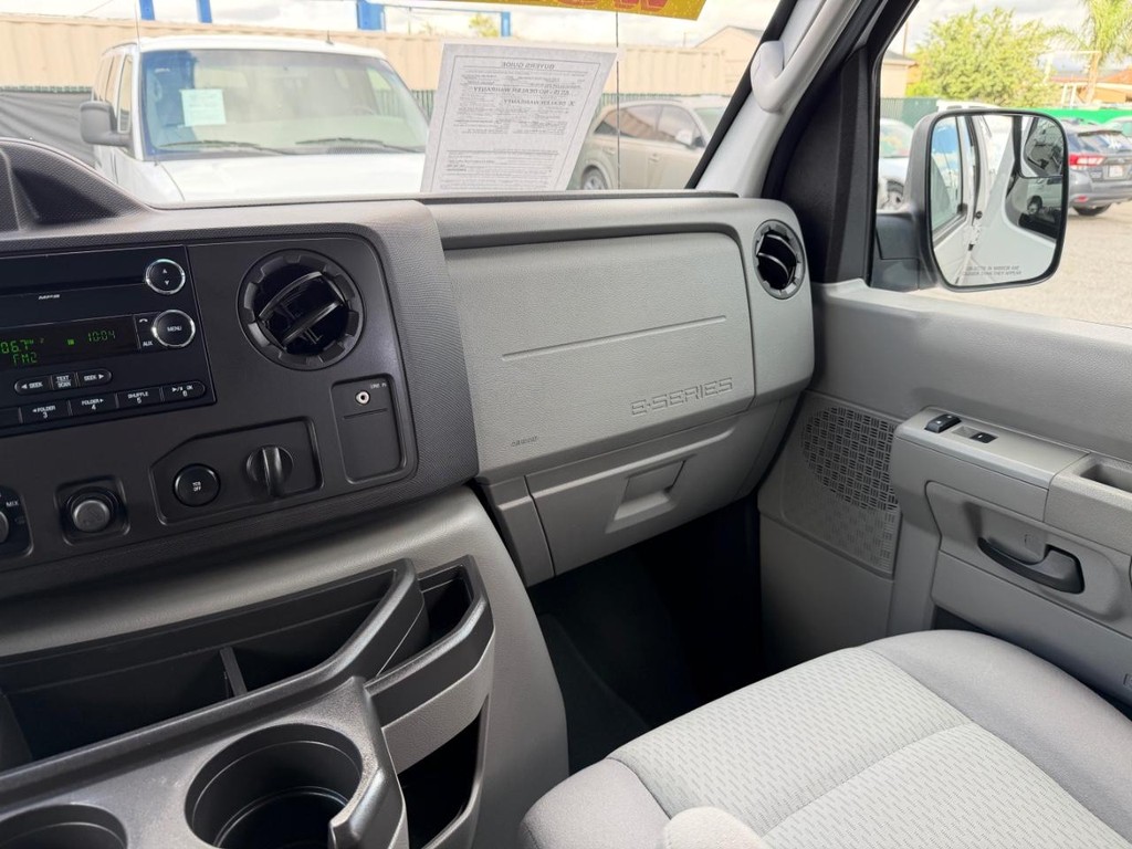 Ford E-350 XLT 12 Passenger Van Vehicle Full-screen Gallery Image 26