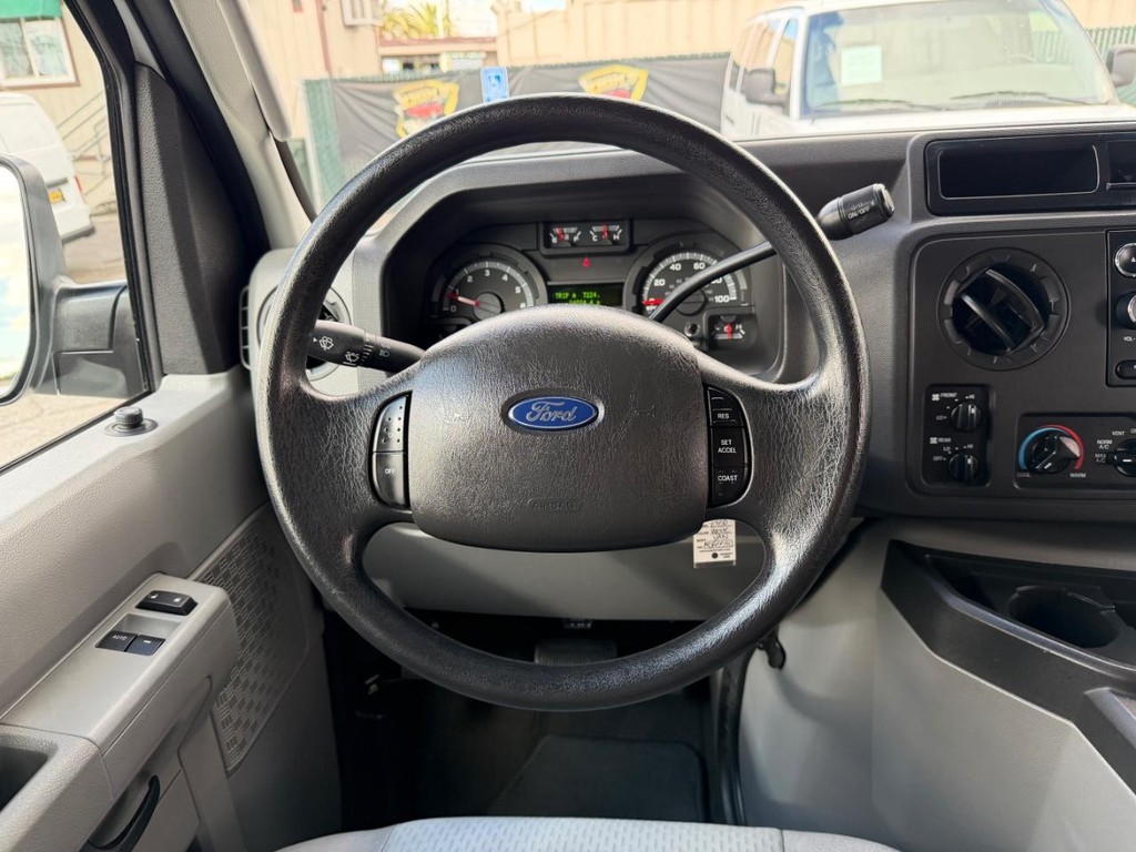 Ford E-350 XLT 12 Passenger Van Vehicle Full-screen Gallery Image 27