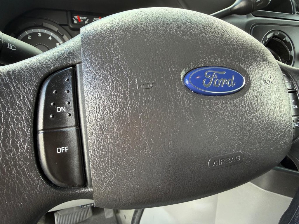 Ford E-350 XLT 12 Passenger Van Vehicle Full-screen Gallery Image 28
