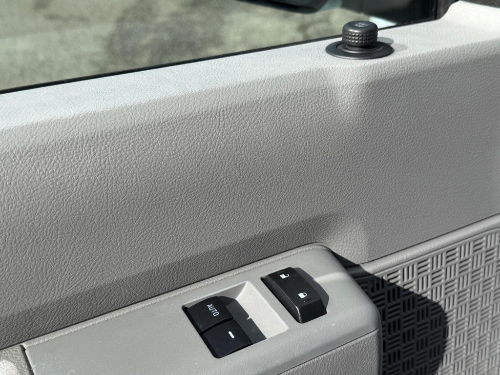 Ford E-350 XLT 12 Passenger Van Vehicle Full-screen Gallery Image 31