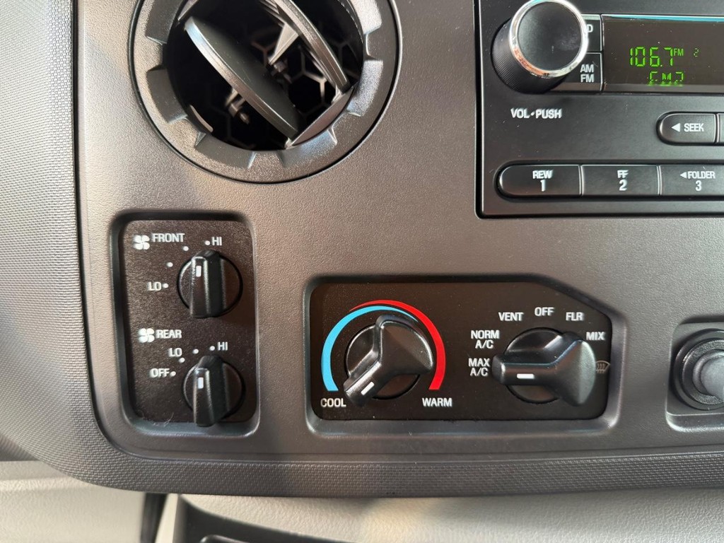 Ford E-350 XLT 12 Passenger Van Vehicle Full-screen Gallery Image 32