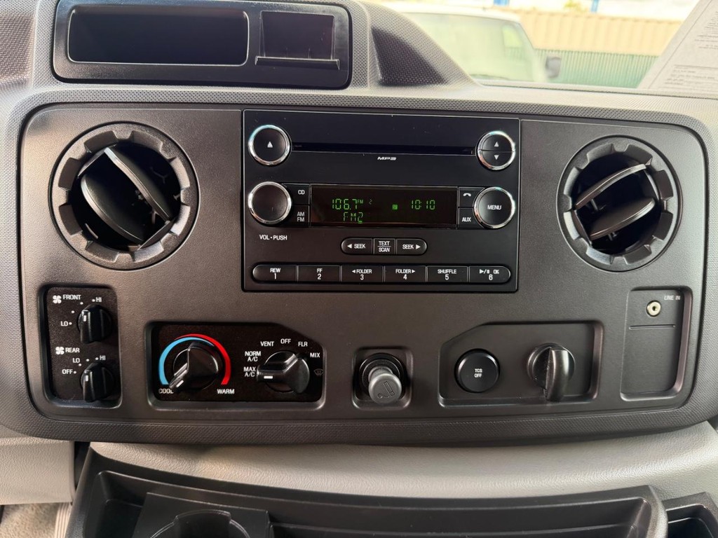 Ford E-350 XLT 12 Passenger Van Vehicle Full-screen Gallery Image 33