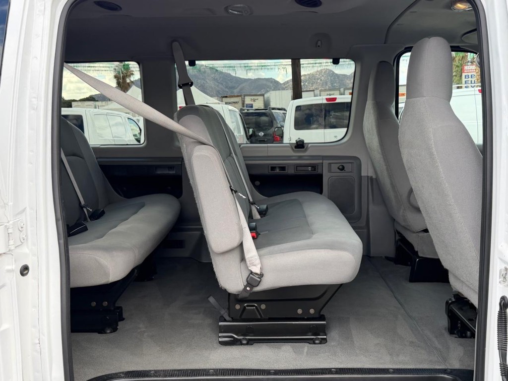 Ford E-350 XLT 12 Passenger Van Vehicle Full-screen Gallery Image 34
