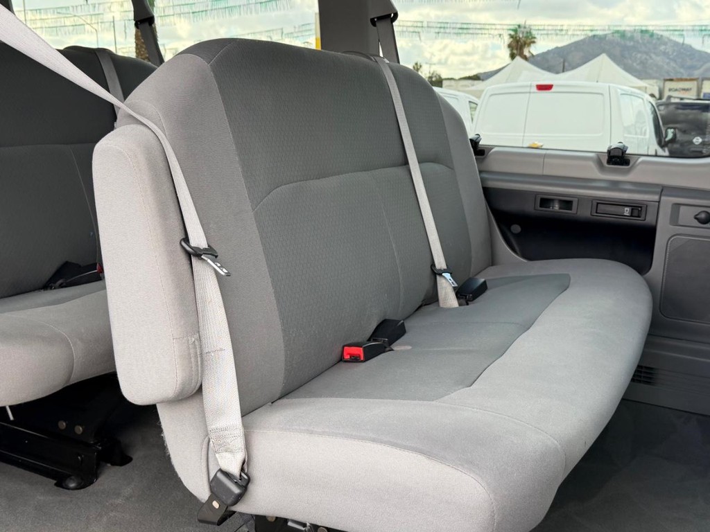 Ford E-350 XLT 12 Passenger Van Vehicle Full-screen Gallery Image 35