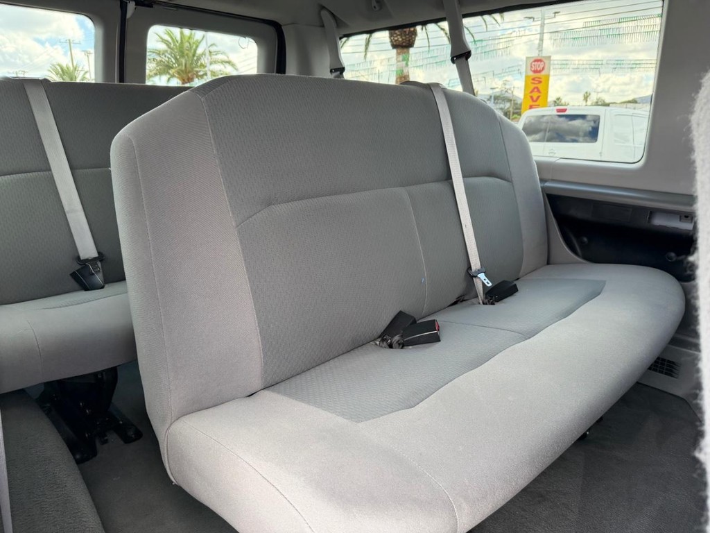 Ford E-350 XLT 12 Passenger Van Vehicle Full-screen Gallery Image 36