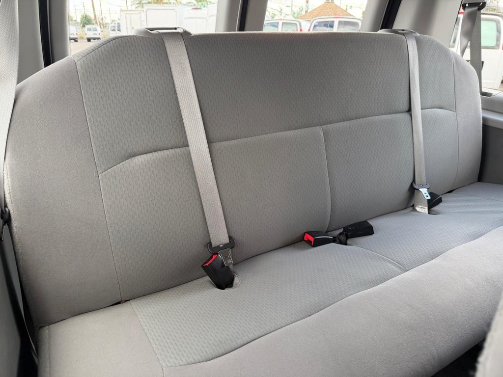 Ford E-350 XLT 12 Passenger Van Vehicle Full-screen Gallery Image 37