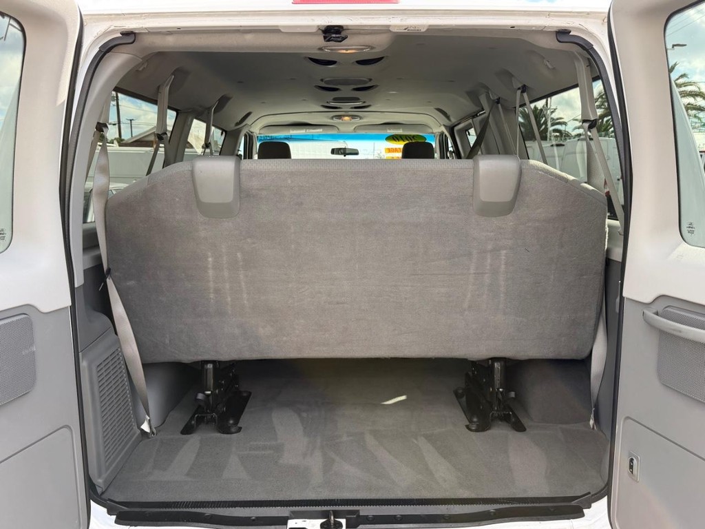 Ford E-350 XLT 12 Passenger Van Vehicle Full-screen Gallery Image 38