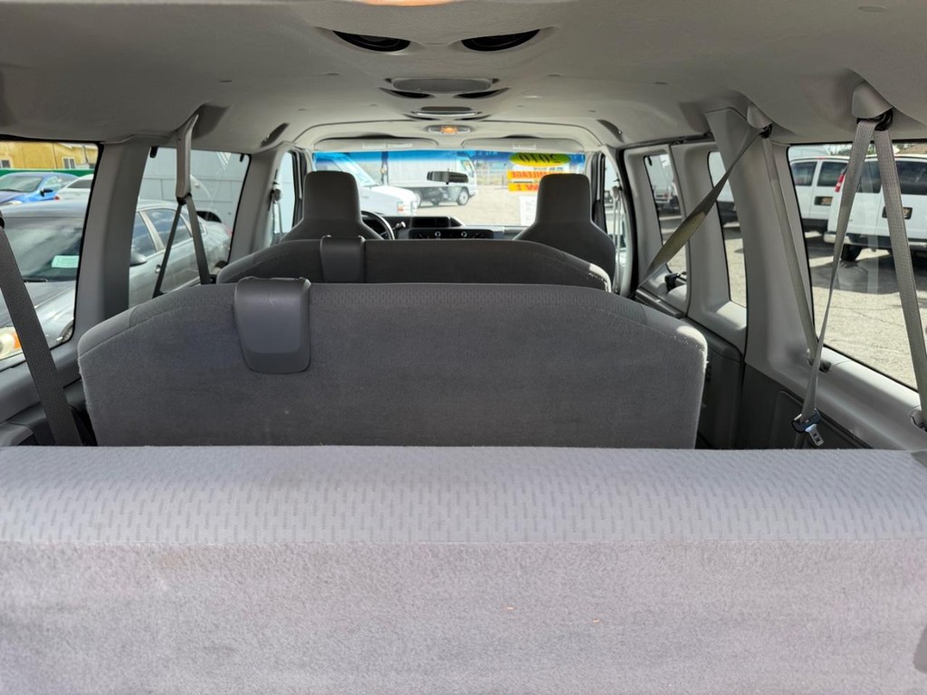 Ford E-350 XLT 12 Passenger Van Vehicle Full-screen Gallery Image 39