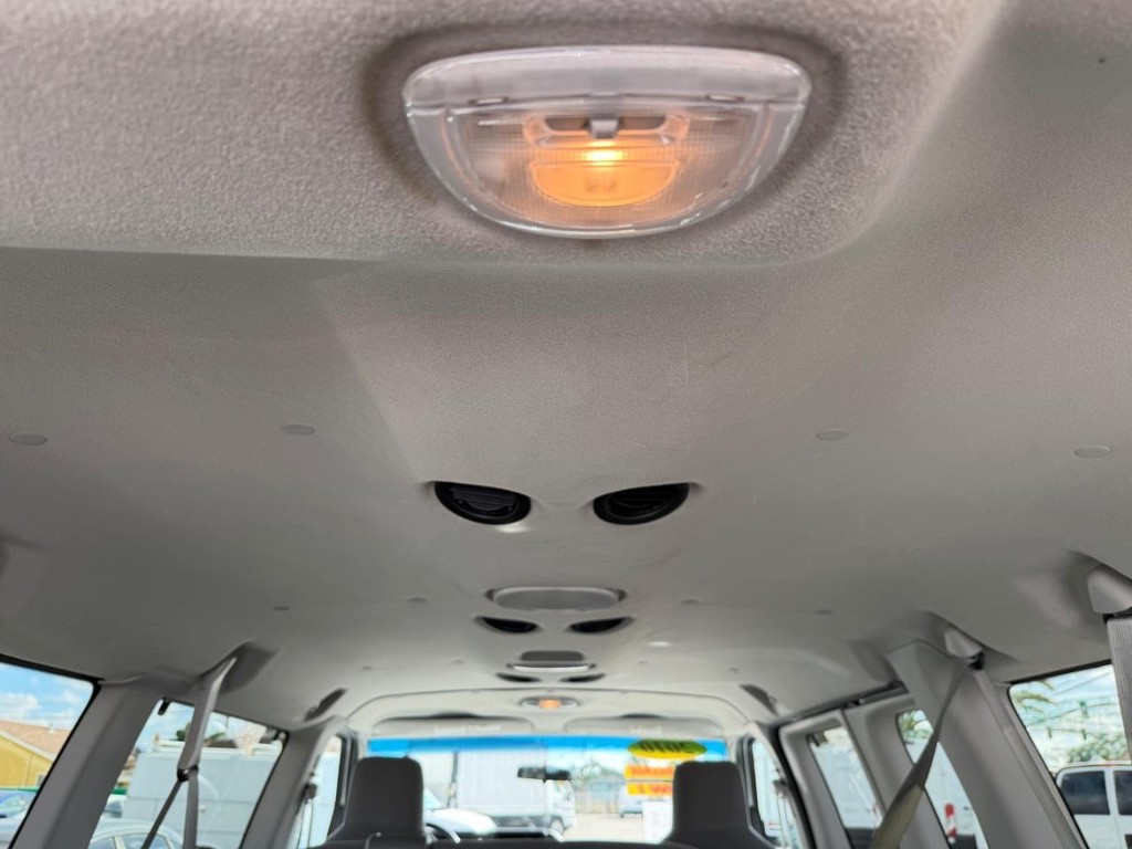 Ford E-350 XLT 12 Passenger Van Vehicle Full-screen Gallery Image 40