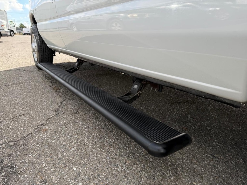 Ford E-350 XLT 12 Passenger Van Vehicle Full-screen Gallery Image 42