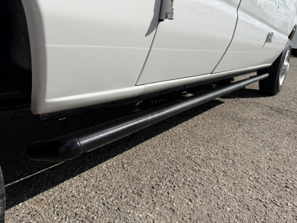 Ford E-350 XLT 12 Passenger Van Vehicle Full-screen Gallery Image 43