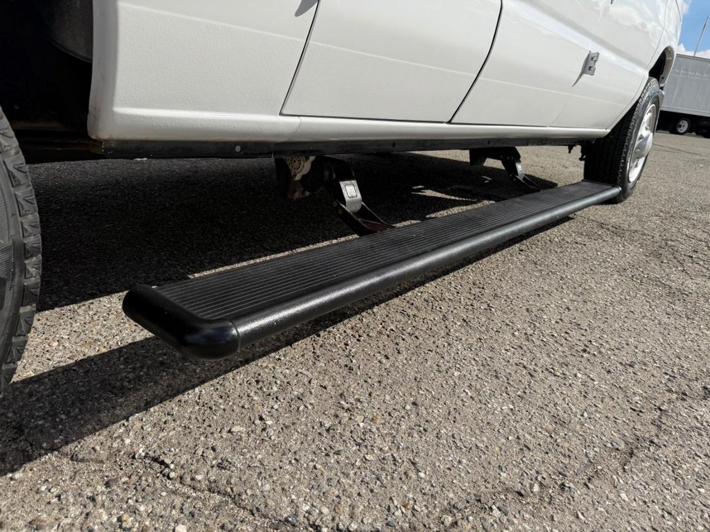 Ford E-350 XLT 12 Passenger Van Vehicle Full-screen Gallery Image 44