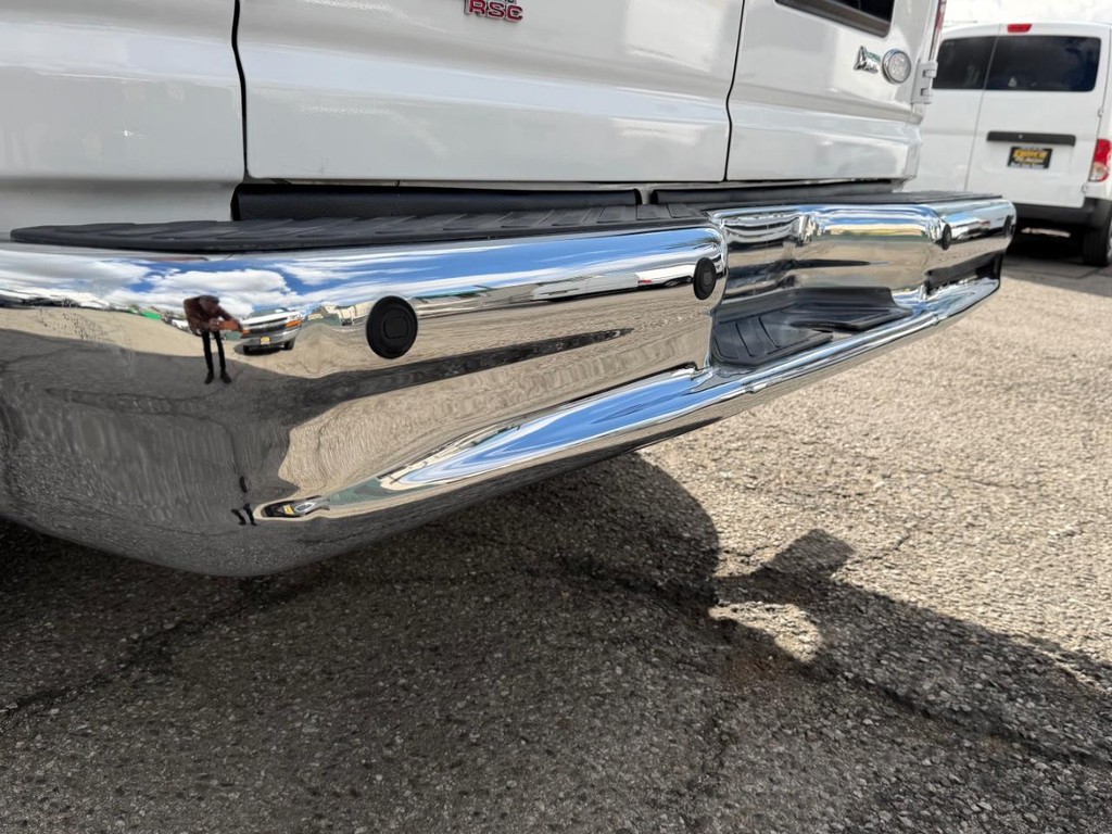 Ford E-350 XLT 12 Passenger Van Vehicle Full-screen Gallery Image 45