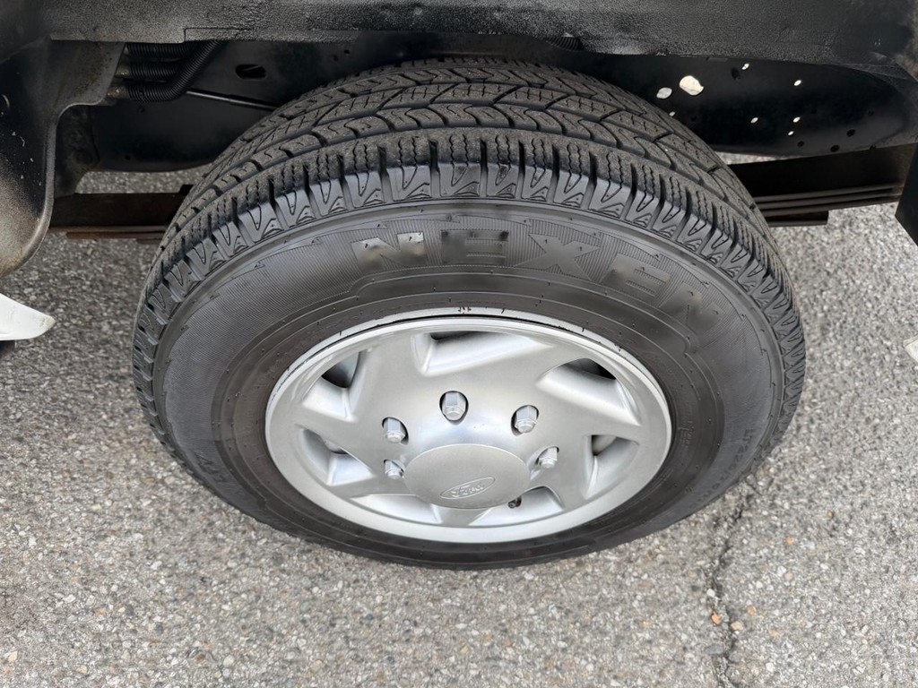 2010 Ford E-350 XLT Passenger photo 4