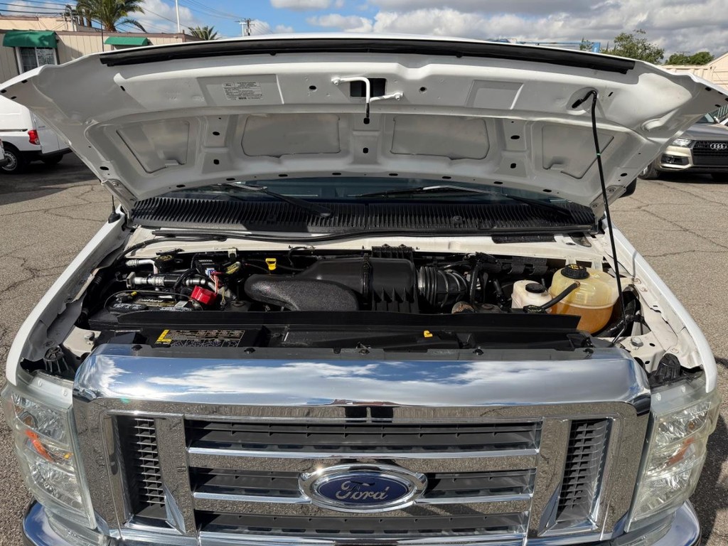Ford E-350 XLT 12 Passenger Van Vehicle Full-screen Gallery Image 50