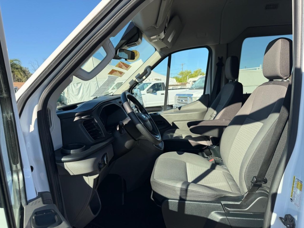 Ford Transit 350 Vehicle Full-screen Gallery Image 19