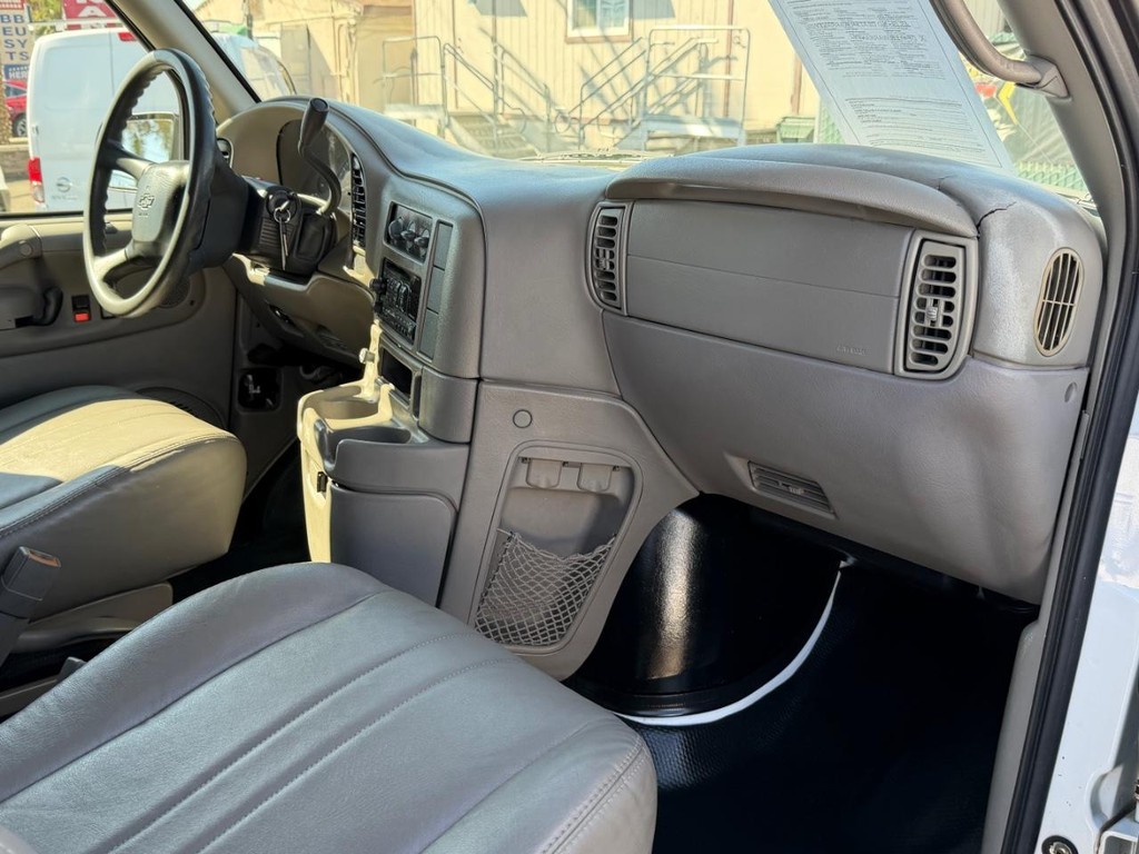 Chevrolet Astro Vehicle Full-screen Gallery Image 27