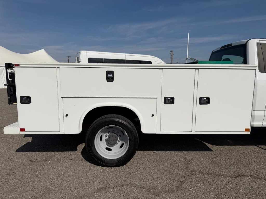 Ford F-550 Vehicle Full-screen Gallery Image 15