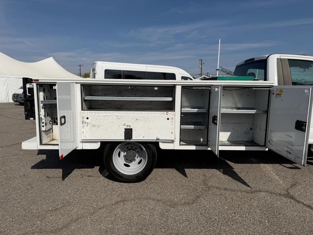 Ford F-550 Vehicle Full-screen Gallery Image 16